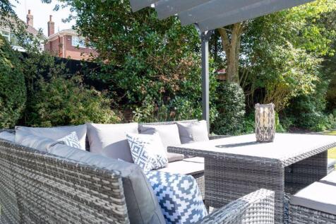 Garden dining