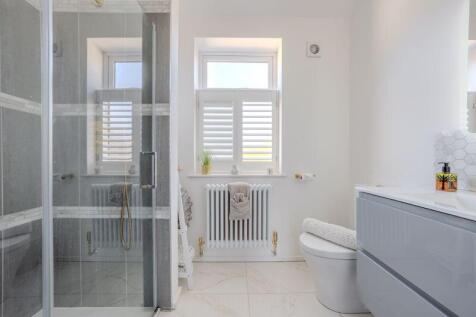 Shower en-suite 3