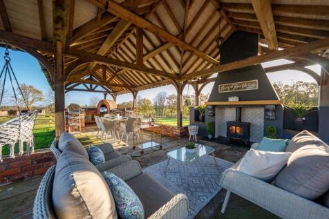 Outdoor BBQ/ Seating