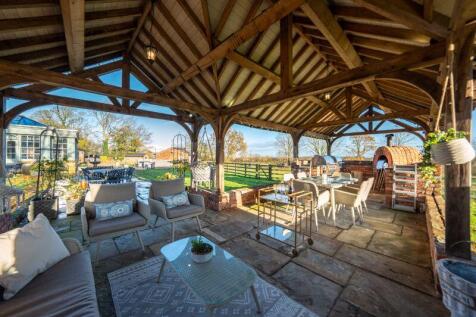 Outdoor BBQ/ Seating