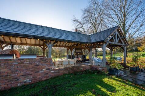 Outdoor BBQ/ Seating