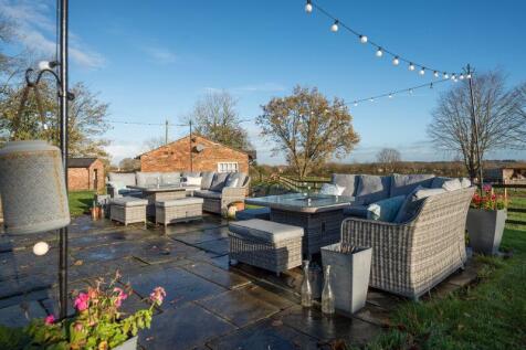 Outdoor BBQ/ Seating