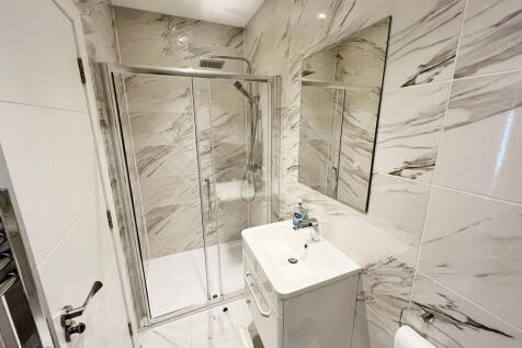 Room 1 En-Suite.JPEG