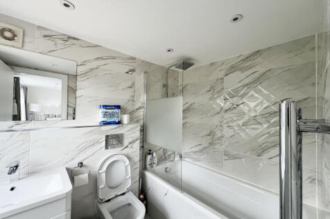 Room 6 En-Suite.JPEG