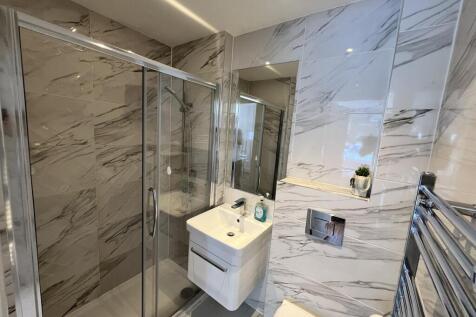Room 4 En-Suite.JPEG