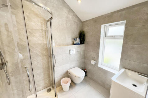 Room 3 En-suite.JPEG