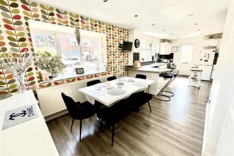 Kitchen / Dining Area