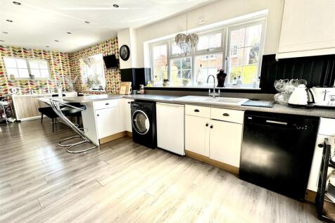 Kitchen / Dining Area