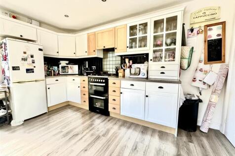 Kitchen / Dining Area