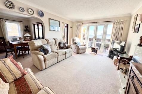 LOUNGE / DINING ROOM