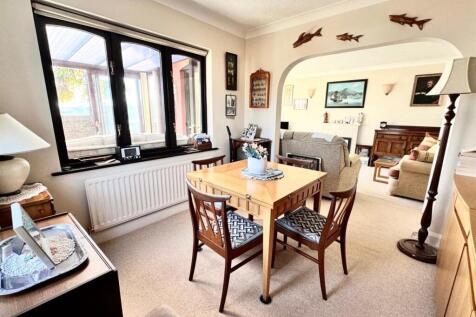 LOUNGE / DINING ROOM