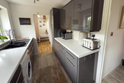 Kitchen 2.jpg
