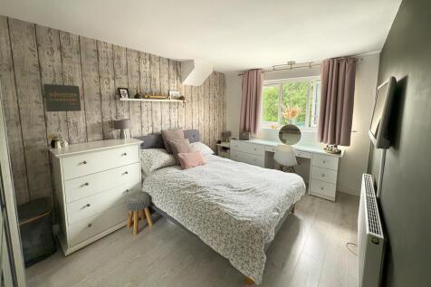 Bedroom 1.jpg