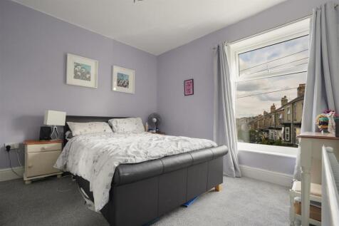 Bedroom 1.jpg