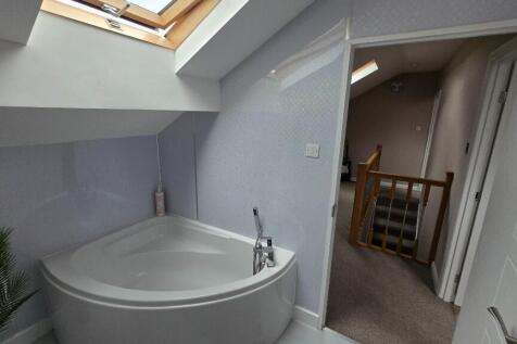 Bathroom (1st floor)