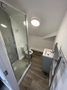 Flat 6 shower room.jpg