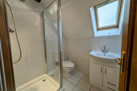 En&#61;suite Bedroom 6