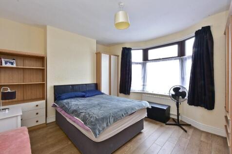 FRONT BEDROOM