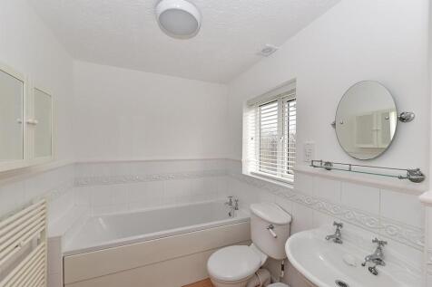 15 Fletcher Ensuite.jpg