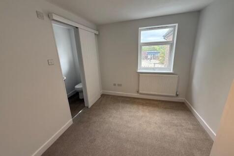 63 Oakfield Street Bed 2.jpg