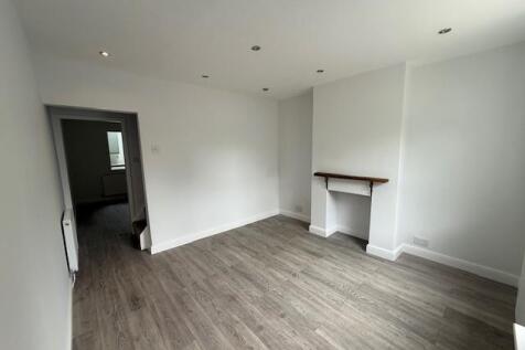 63 Oakfield Living room.jpg