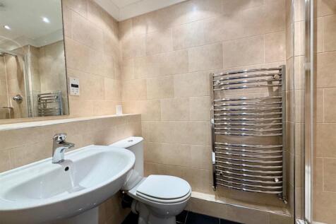 4 Summerlee Ensuite.jpg