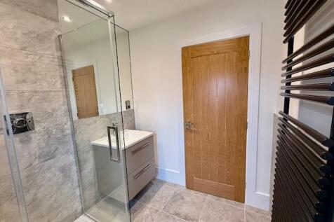4 Newmarket Master Ensuite.jpg