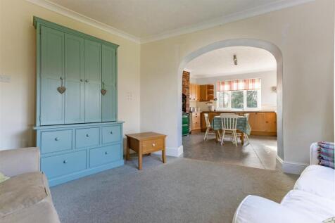 Snug to Kitchen