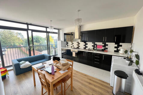 Three Bedrooms Flat For Rent In Wimbledon