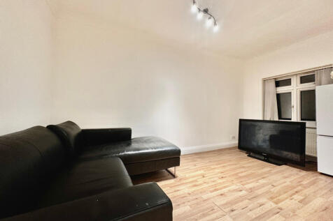 Spacious 3-Bedroom First-Floor Flat to Let on Flo