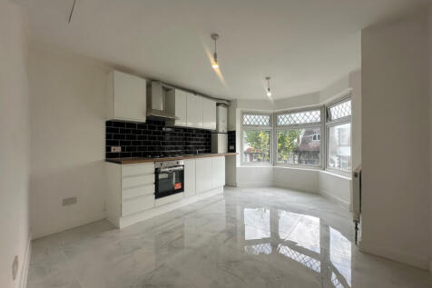 2 Bedrooms Flat to rent in Tooting.