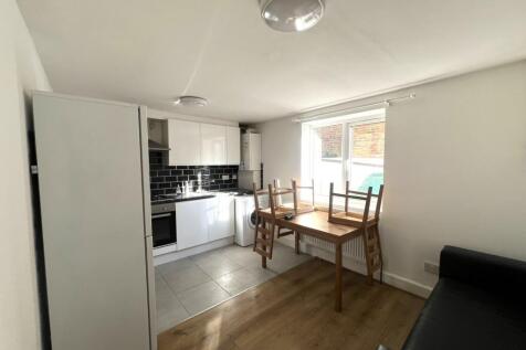 Two bedrooms flat to rent in Tooting, Wandsworth