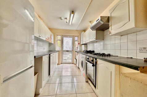 6 Bedroom Mid-Terraced House to let in Tooting