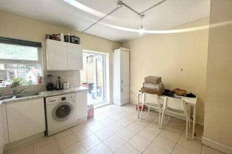 Spacious 7-Bedroom House with Garden in Prime Cla