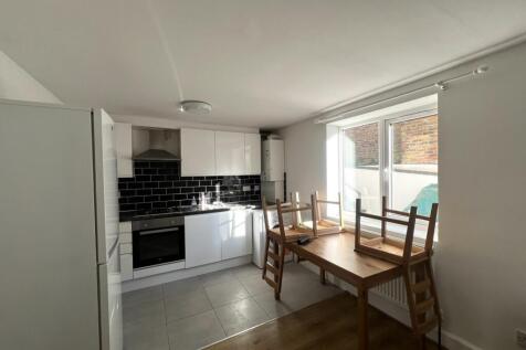Two bedrooms flat to rent in Tooting, Wandsworth