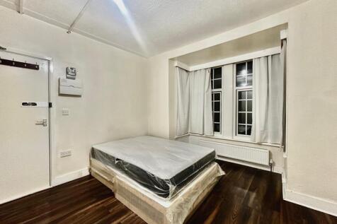 Specious studio flat to rent on Fernlea Road, Mit