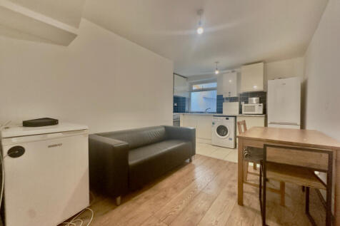 Three Bed Flat to rent in Lewisham