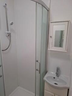 Bedsit available to rent in Thornton Heat