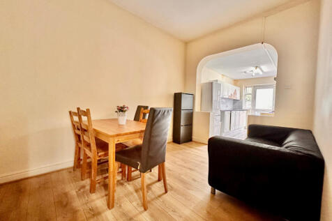 6 Bedroom Mid-Terraced House to let in Tooting