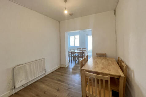 6 Bedroom Mid Terraced House to let in Tooting