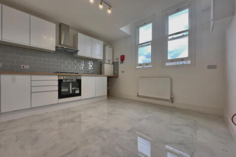 Newy-refurbished 2 Bedrooms Flat to rent in Tooti