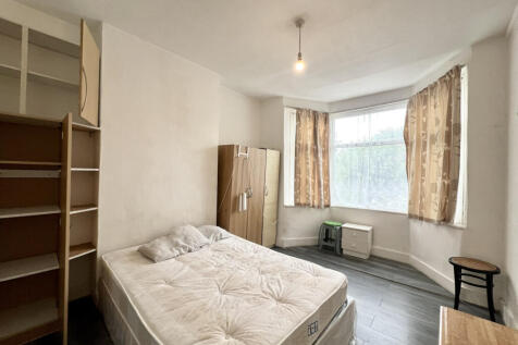 First-Floor Studio Flat Available to rent in Mitc