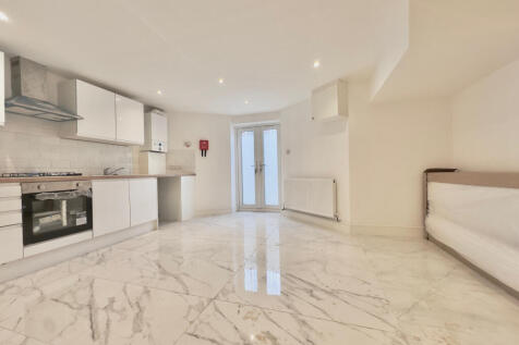 Newly refurbished 1 Bedroom flat to rent in Tooti