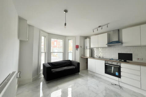 Newly refurbished 1 Bedroom Flat to rent in Tooti