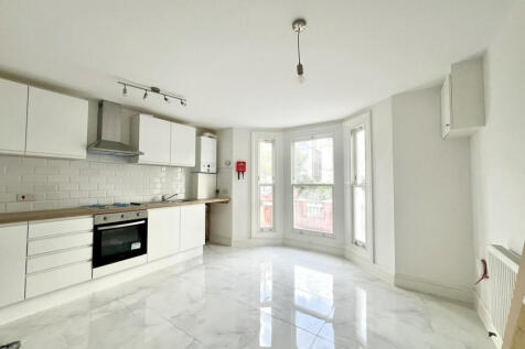 Newly refurbished 1 Bedroom Flat to rent in Tooti