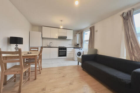 4 Bedrooms Flat to rent in Brixton, SW4
