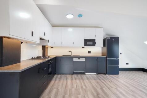 4 Bedrooms flat to rent in Banstead
