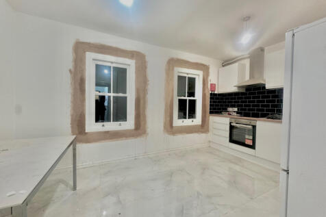 2 Bedrooms First-Floor Flat to rent in Battersea,