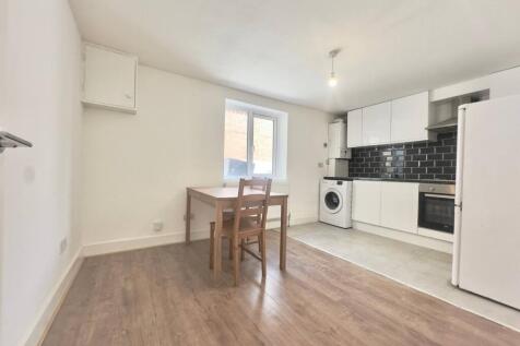 Two Bedrooms Flat Available to rent in Tooting