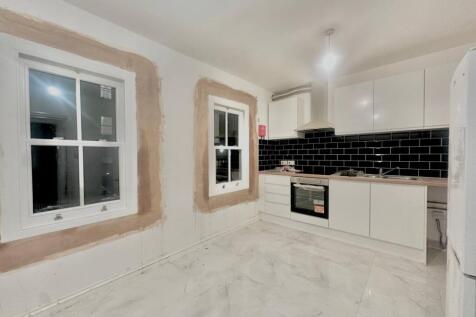 2 Bedrooms First-Floor Flat to rent in Battersea,
